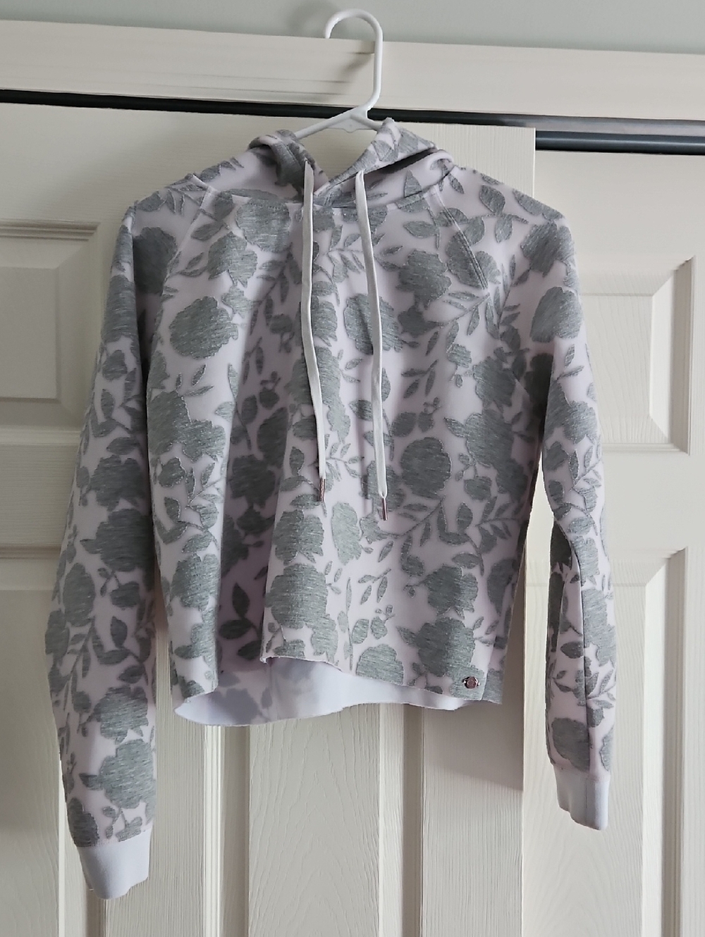 CALIA by Carrie Underwood White and Gray Floral Hooded Sweater